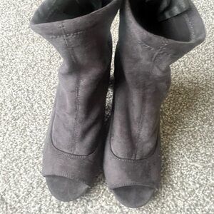 Bamboo size 8 grey heels 3 1/2 inch heel grey suede great condition